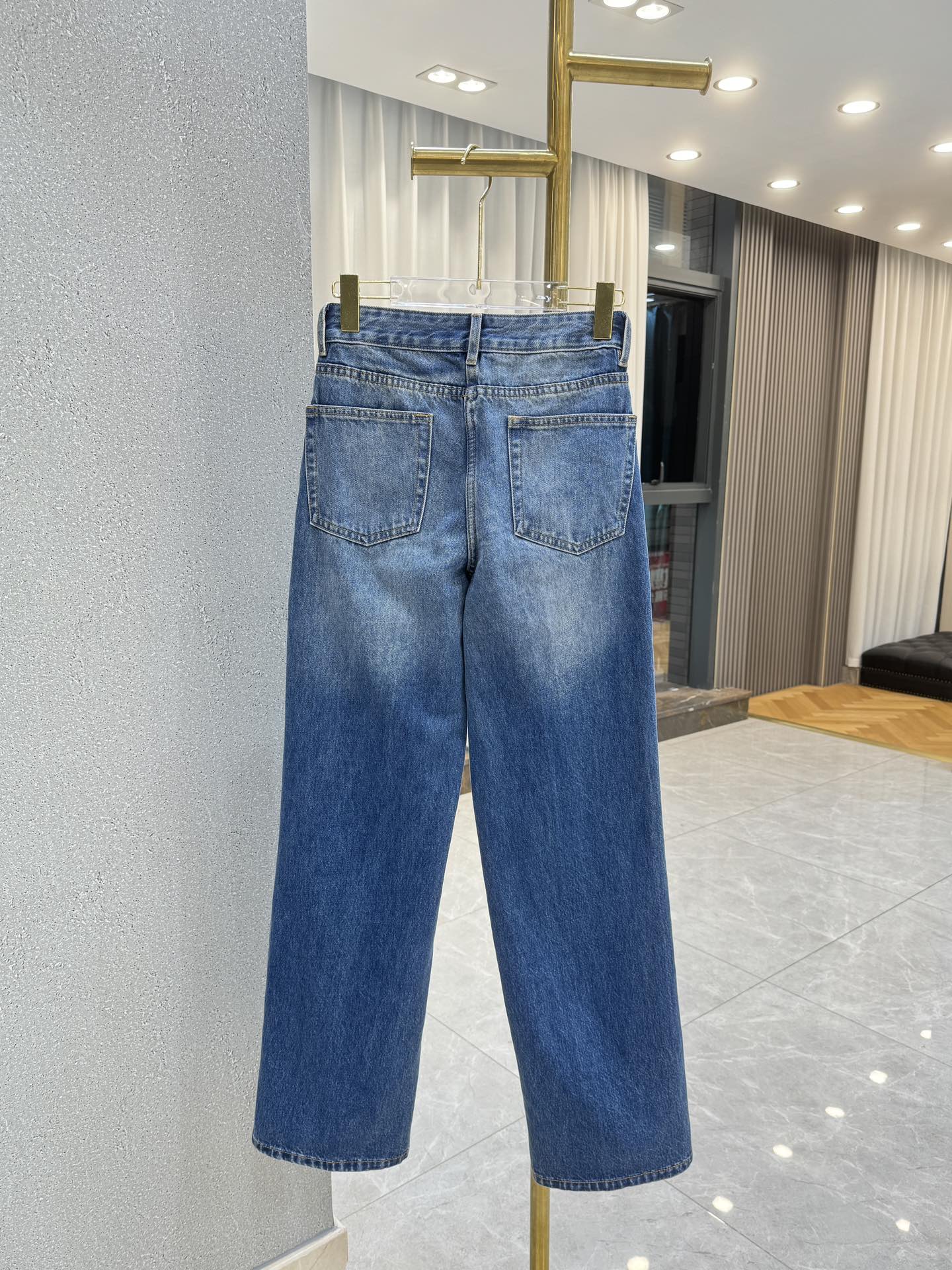 Straight Leg Jeans aus Denim mit Leder-Patch