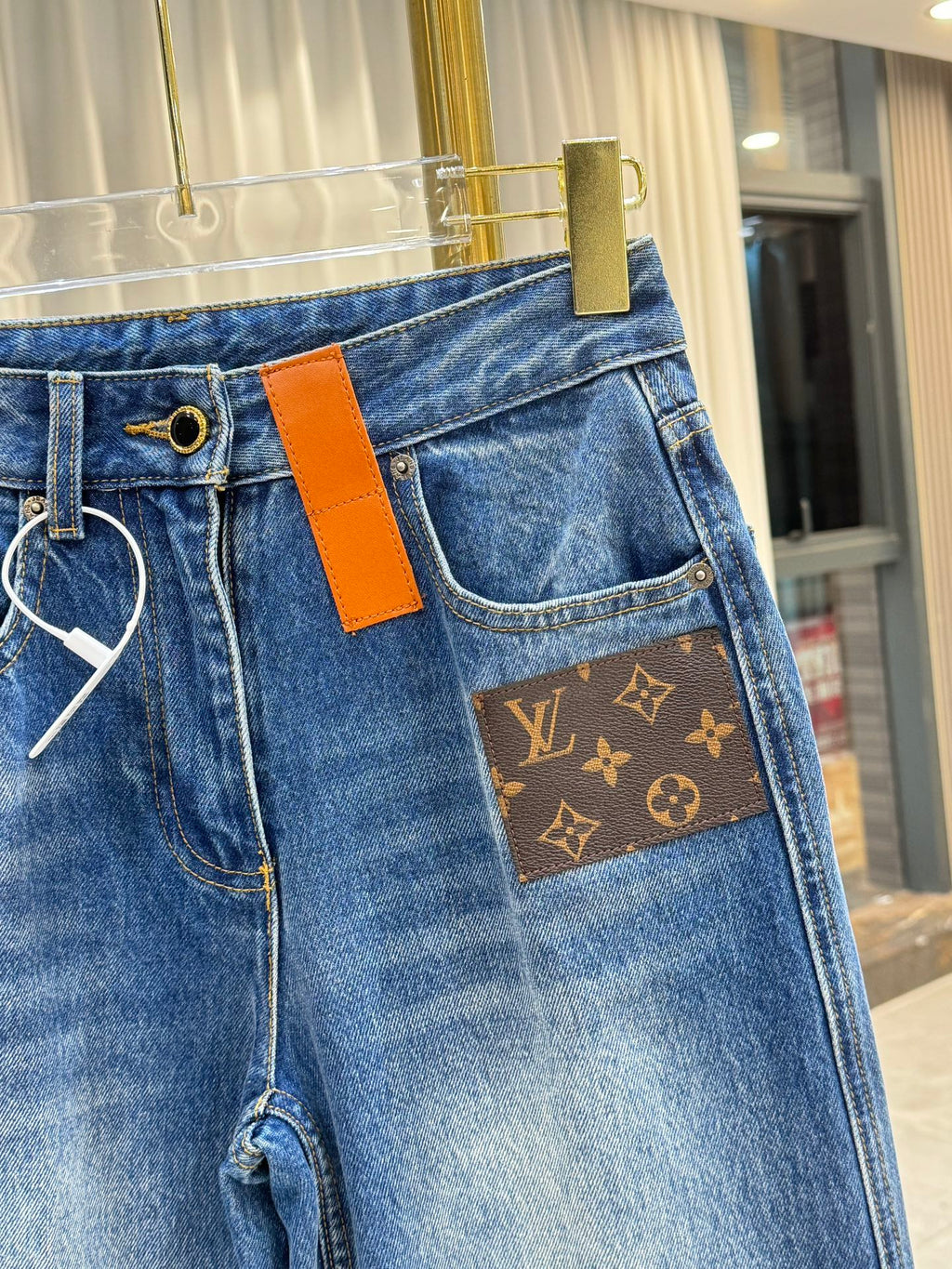 Straight Leg Jeans aus Denim mit Leder-Patch
