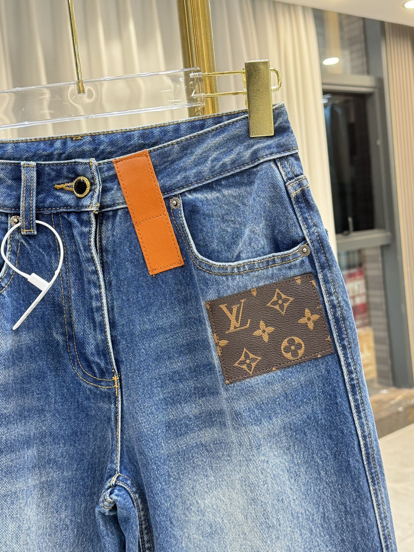 Straight Leg Jeans aus Denim mit Leder-Patch